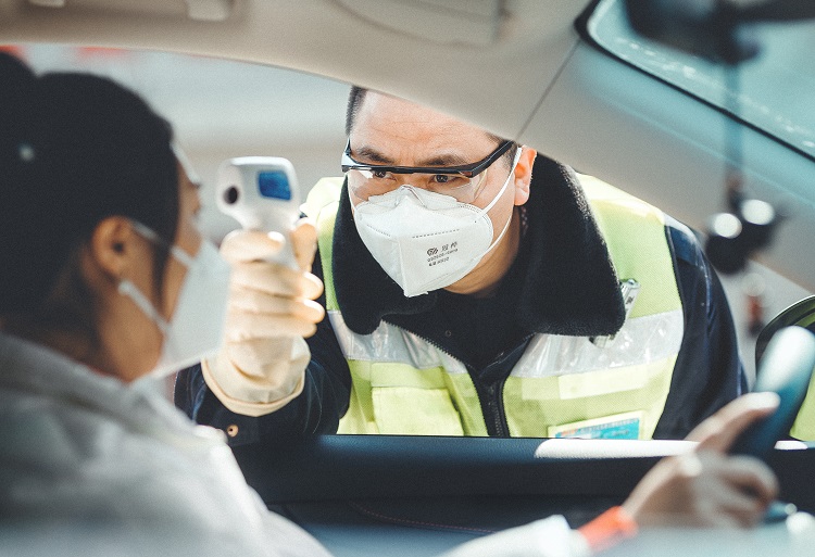 服务区工作人员测量体温 - 副本.jpg