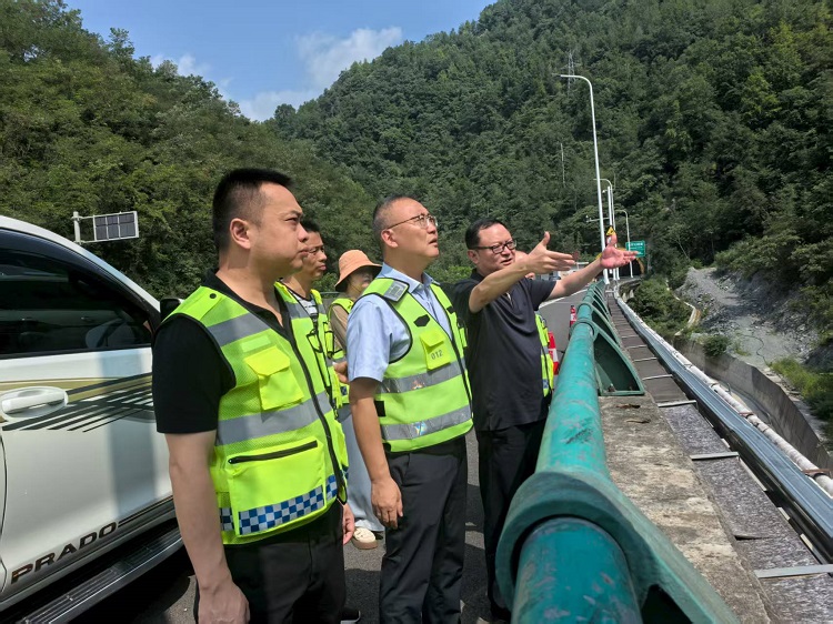 川高公司副总经理仇宁涛一行赴广甘高速公路开展安全包保检查 -7.17(挂网.jpg