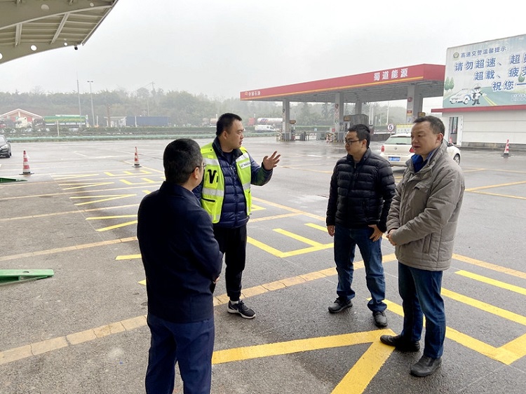 (信息)蜀道集团调研纳黔路段服务区新能源充电桩、司机之家打造 (1)_副本.jpg