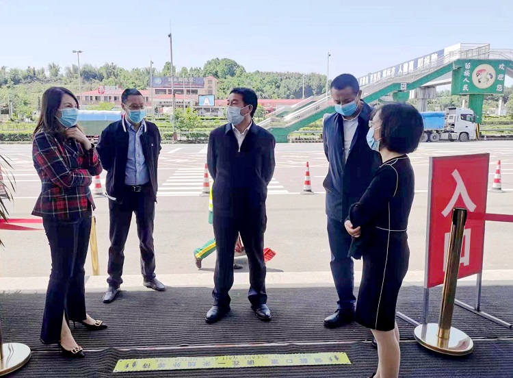 4.7南方公司党委书记、董事长一行检查服务区疫情防控工作.jpg
