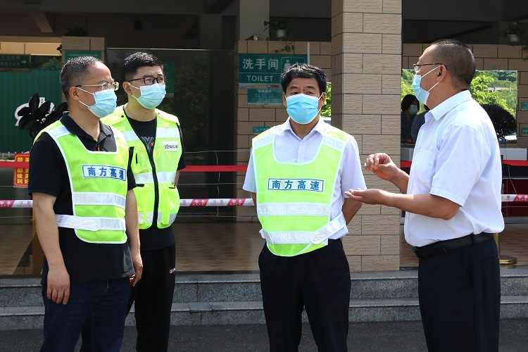 5.4南方公司党委书记、董事长、总经理兰波赴基层督导检查“五一”营运管理工作2.JPG