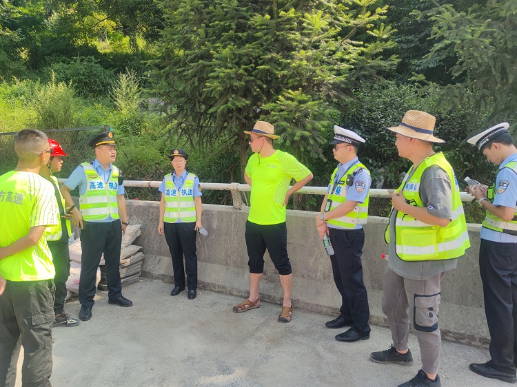叙永管理处汇同高速交警、执法相关负责人现场检查交通安全管制情况.jpg