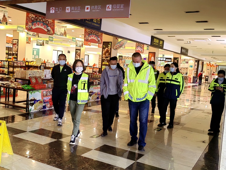 10.7南方公司党委委员、副总经理何琛对纳黔高速服务区、停车区国庆期间疫情防控、安全保畅落实情况进行调研督导2.jpg