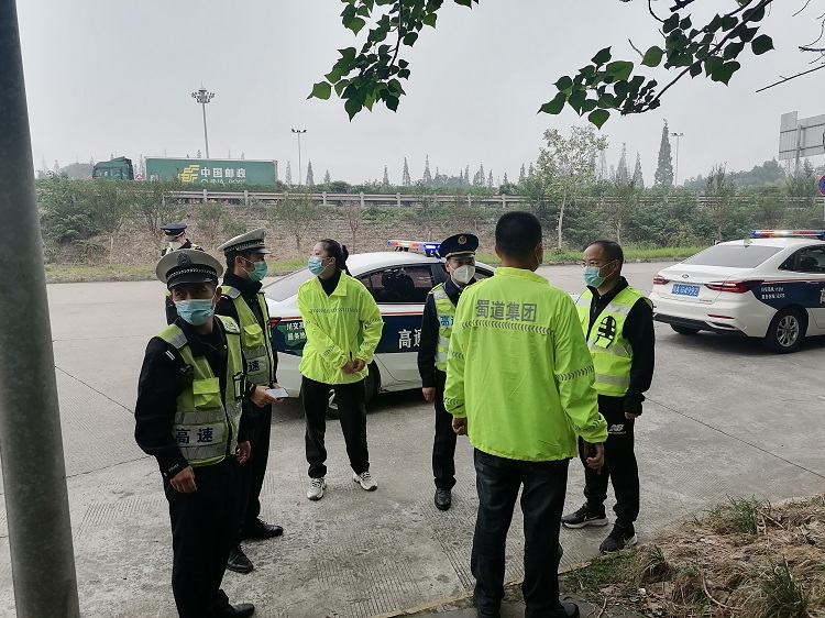 10.15隆纳高速“一路三方”筑牢疫情防控网1.JPG