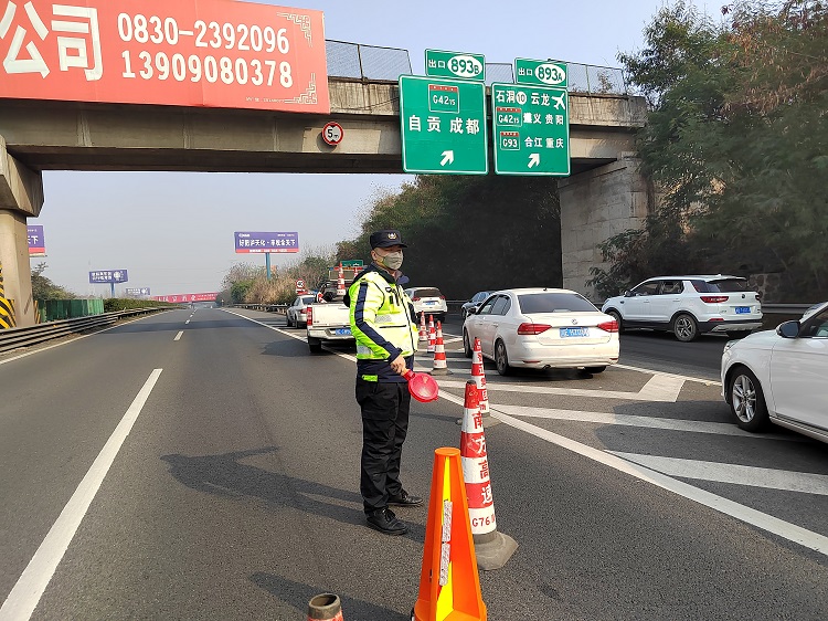 春节期间,南方公司管护大队协助高速交警进行车辆分流.jpg