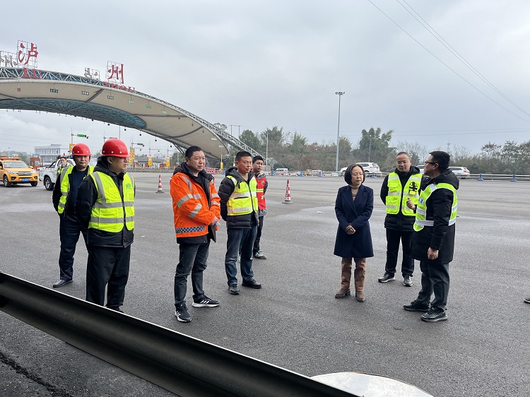 2.23 泸州管理处创新研发新款施工标志牌助力高速公路安全畅通照片1(1).jpg