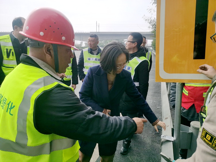 2.23 泸州管理处创新研发新款施工标志牌助力高速公路安全畅通照片3 (2).jpg