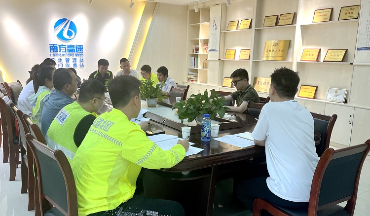 4.18川高公司营运部副部长盛鹏赴南方公司调研指导纳黔智慧高速项目开元棋牌工作.jpg