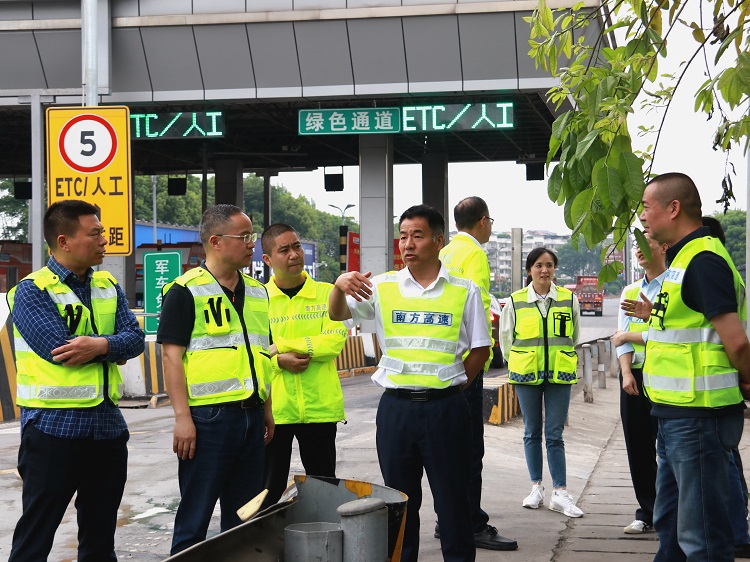 4.28南方公司党委书记、董事长、总经理兰波赴一线督导检查节前安全保畅工作2.JPG