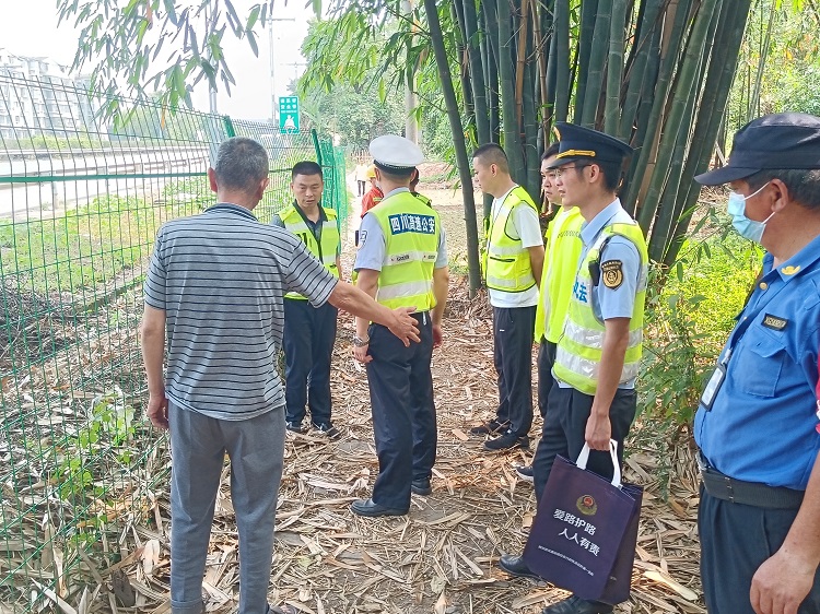 5.30隆纳高速以主题教育实际成效向路域环境治理再发力 (3).jpg