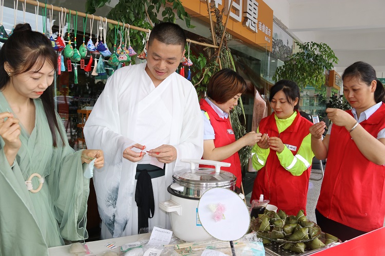 6.21南方公司泸州管理处开展“相逢南方 艾叶悠香”端午节志愿服务活动3.JPG
