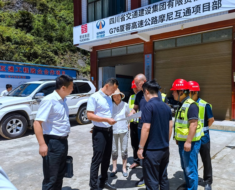 (信息)市交通运输局党组副书记、市公路局党委书记局长曾兴宇调研g76厦蓉高速(纳黔段)摩尼互通项目2.jpg