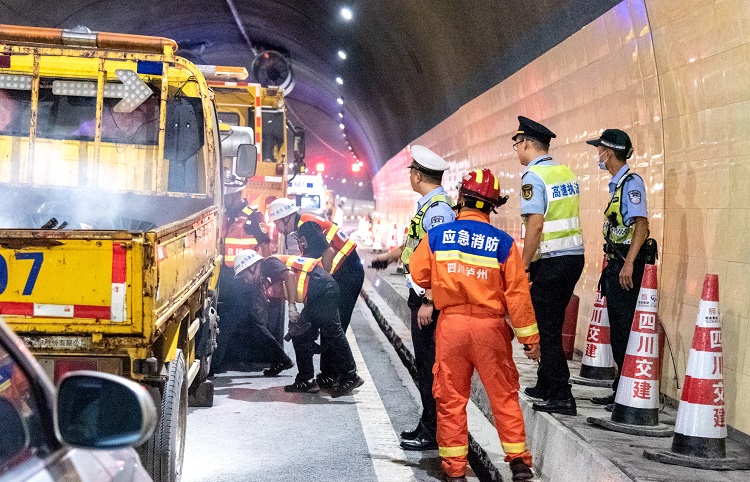 9.21纳黔高速“一路四方”圆满完成2023年特长隧道消防安全综合应急演练4.jpg