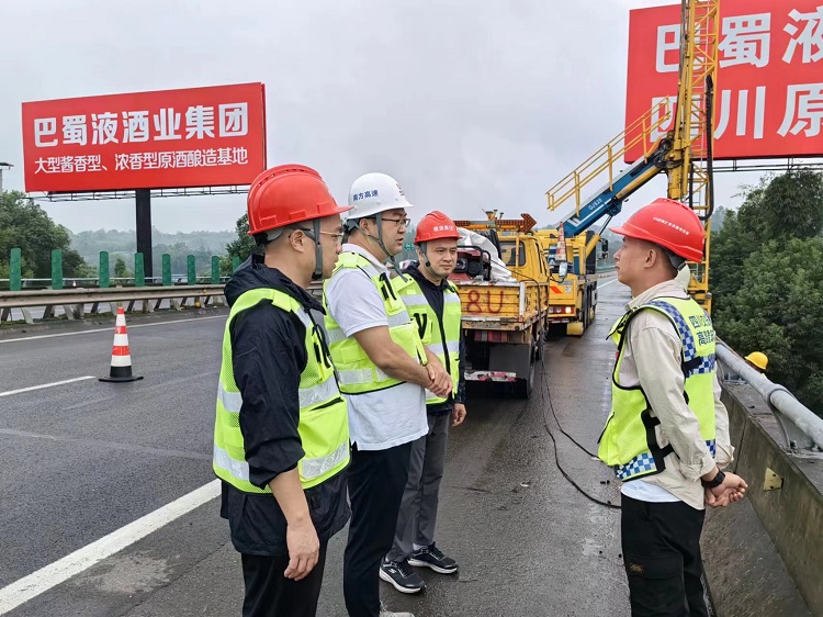 9.25南方公司党委委员、纪委书记张君赴隆纳高速开展中秋、国庆节安全保畅督导工作 (1).jpg