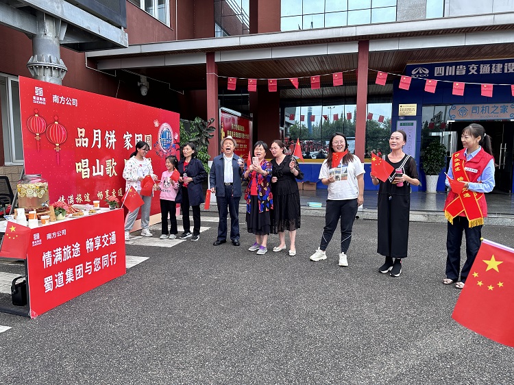 9.29南方公司泸州管理处开展“情满旅途·畅享交通”志愿服务活动1.jpg