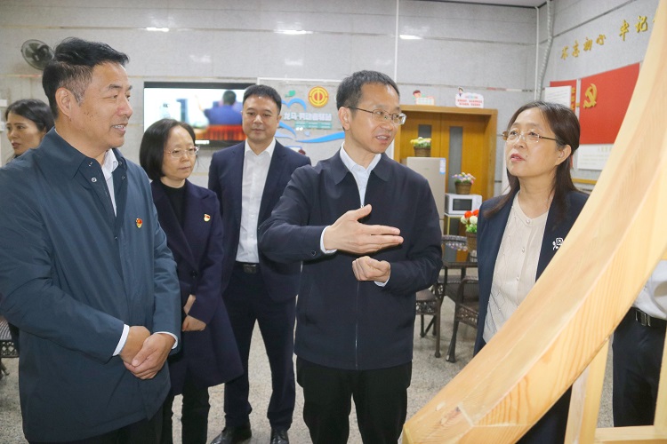 10.27 泸州市常委李堂兵赴泸州西服务区调研指导司机之家及龙马劳动者驿站服务工作2.jpg