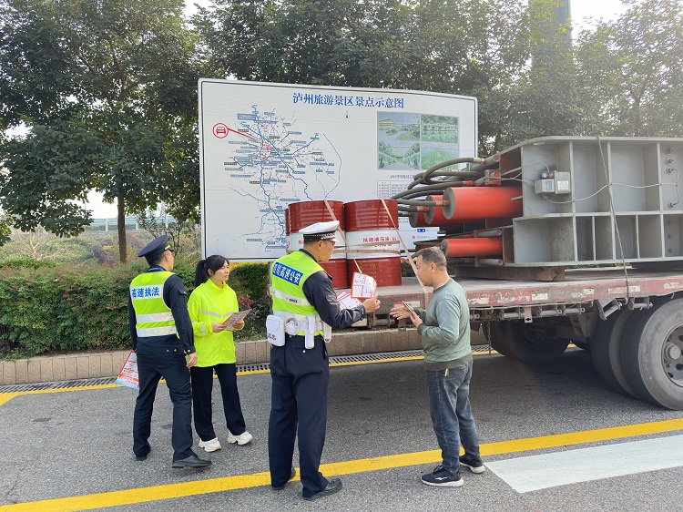 11.9G76厦蓉高速(隆纳)“一路三方”联合开展消防安全日主题宣传活动 (3).jpg