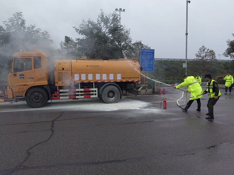 11.15泸州管理处开展G76厦蓉高速(隆纳)“一路方”2023年服务区危化品车辆消防事故专项处置应急演练 (3).png