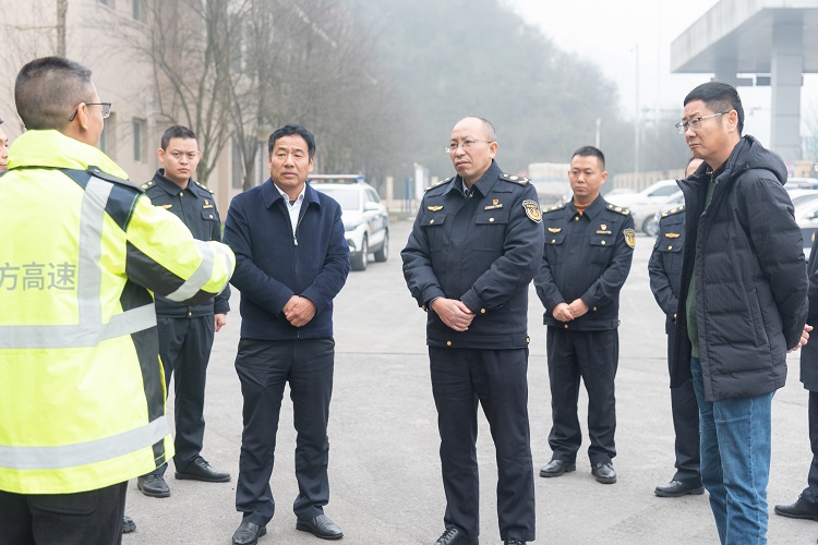 12.28省交通执法总队第一支队党委书记、支队长张敏一行赴南方公司督导检查纳黔高速岁末年初冬季安全生产工作2.jpg
