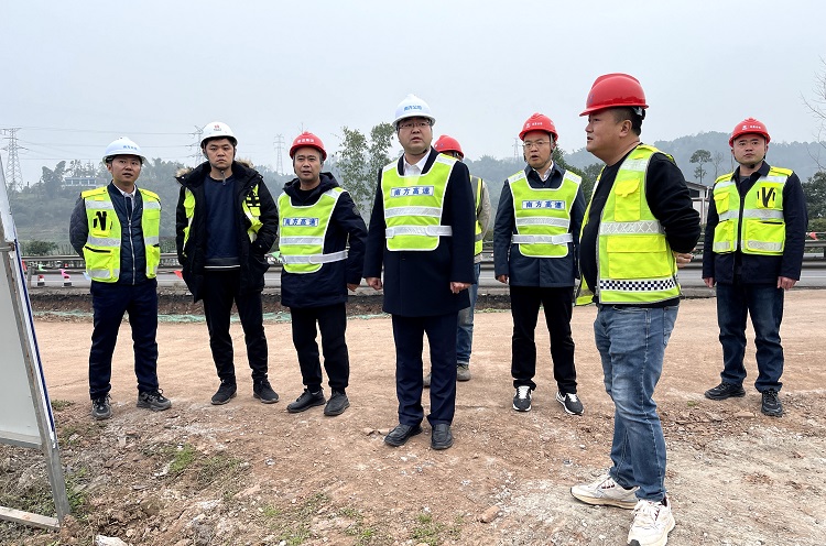 1.15南方公司党委委员、纪委书记张君带队赴隆纳高速督导渠坝收费站拥堵综合治理改造项目安全生产工作 (2).jpg