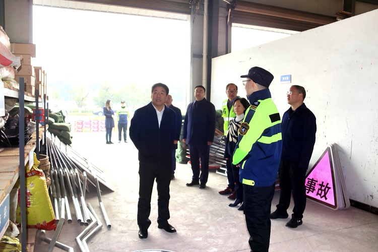 2.1南方公司党委书记、董事长、总经理兰波带队赴隆纳高速开展春运春节安全检查工作.jpg