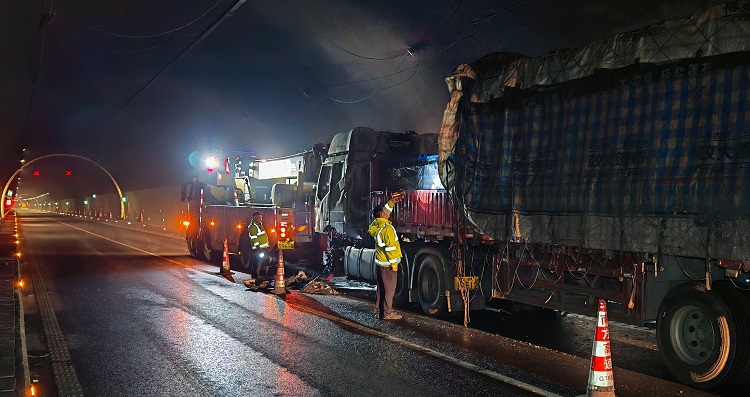 2.20叙永管理处快速反应,高效应对隧道紧急突发事件2.jpg