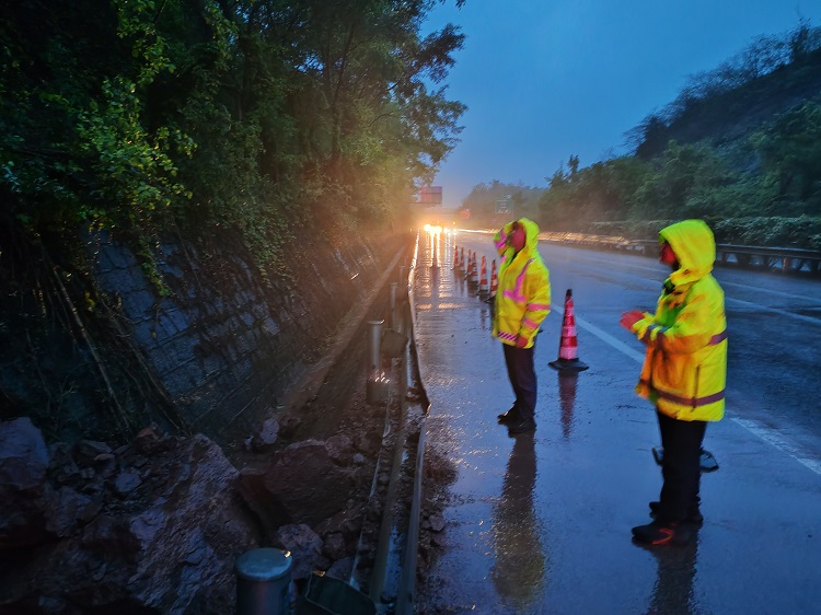 4.4 闻“汛”而动、迅速出击隆纳高速“一路三方”高效处置边坡垮塌事故抢险工作2.jpg