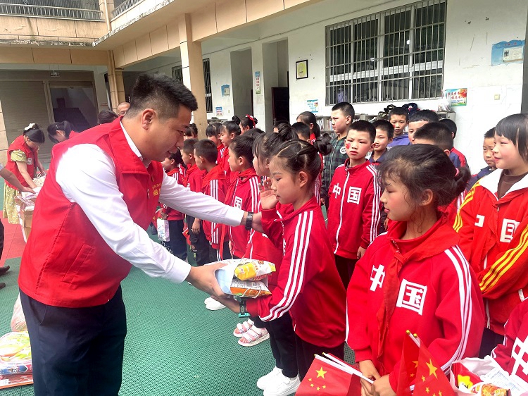 5.31南方公司叙永管理处联合叙永县有关单位开展“童心向党 快乐成长”2024年“六一”国际儿童节慰问活动W2.jpg