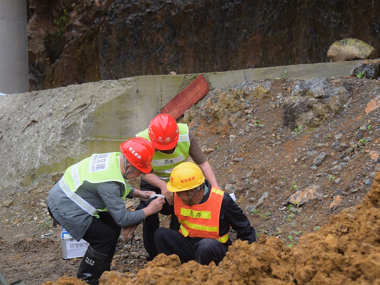 G76厦蓉高速(纳黔)“一路四方”联合开展2024年摩尼互通匝道突发地质灾害应急演练3.jpg