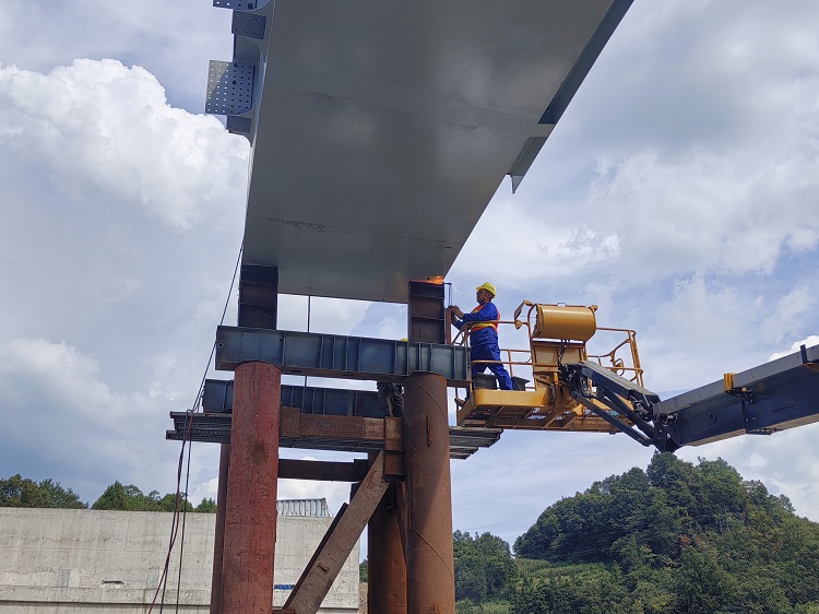 8.19G76厦蓉高速(纳黔段)摩尼互通工程E匝道钢混组合梁首吊成功2 (1).jpg