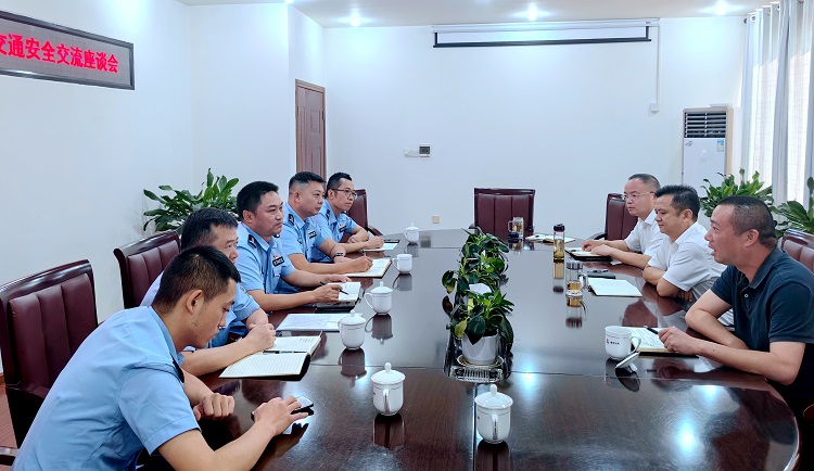 8.22南方公司与高速公安三分局召开交通安全交流座谈会1.jpg