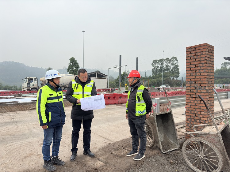 12.11南方公司党委委员、副总经理马亮督导渠坝收费站拥堵综合治理改造项目安全环保工作2.jpg