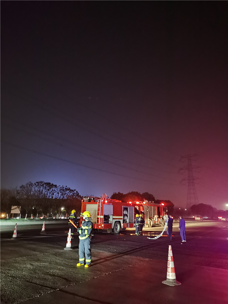消防出警 扑灭大火_副本.jpg