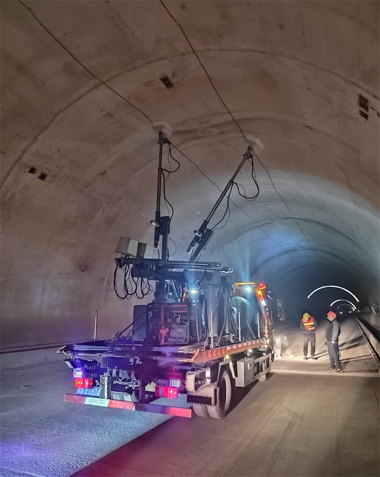 川高咨询公司圆满完成沿江高速XJ17~XJ28隧道二衬核查工作.jpg