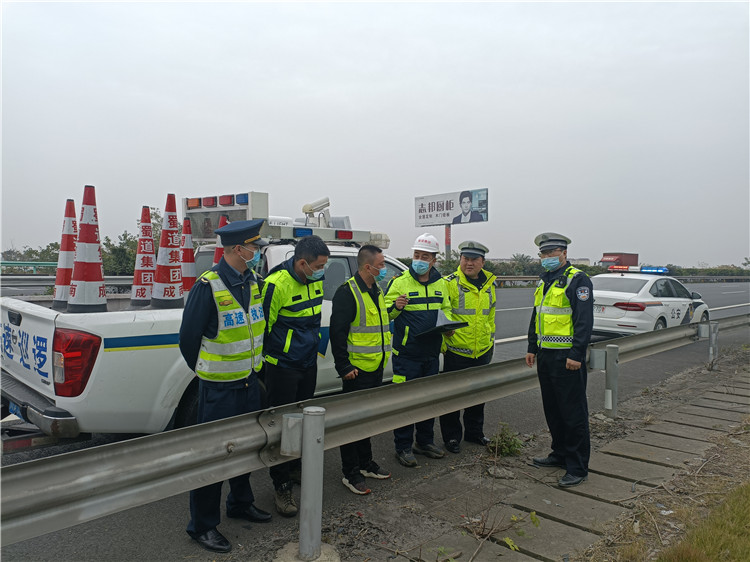 no557-成南公司联合高速交警、交通执法部门开展冬季安全生产大检查(张爽).jpg