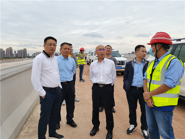 no442-蜀道集团副总经理李永林赴成南高速扩容项目调研督导(肖刚).jpg