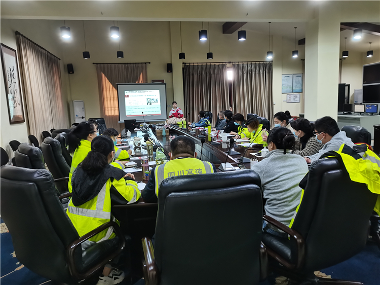 no490-成南公司组织开展服务区现场工作人员应急救护培训.jpg