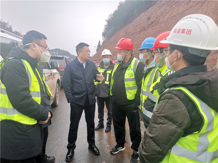 no588-成南公司党委书记、董事长苏开春检查成南扩容项目遂宁段K1850-K1852半幅改道封闭施工试验段生产工作.jpg
