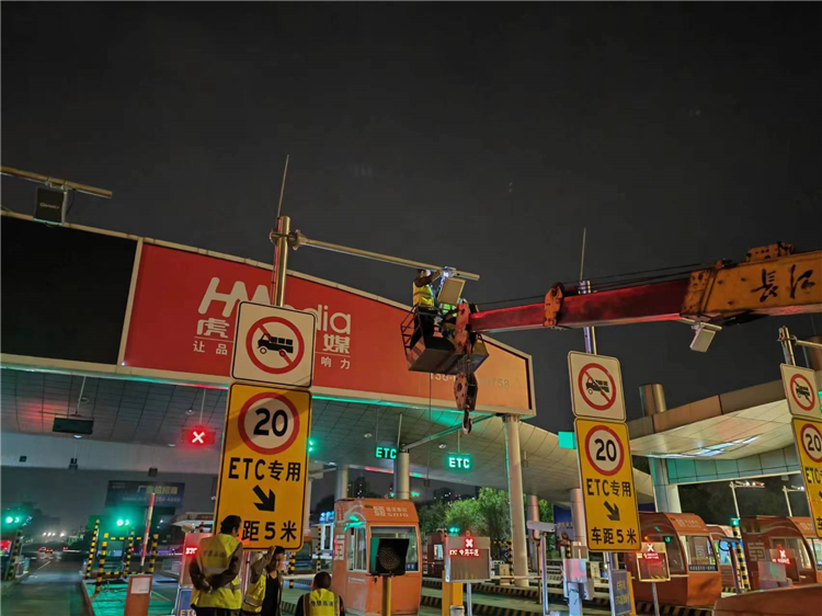no174-成南公司顺利完成成都收费站车道天线升级改造工作(张文理).JPG
