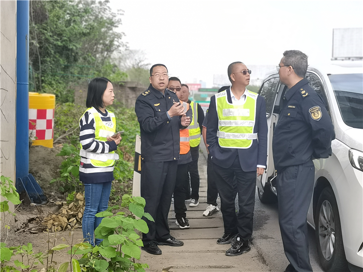 no209-厅高速公路交通执法第三支队副支队长何清华一行赴成南公司开展路域环境提升暨五一节前安全检查1(李君达).jpg