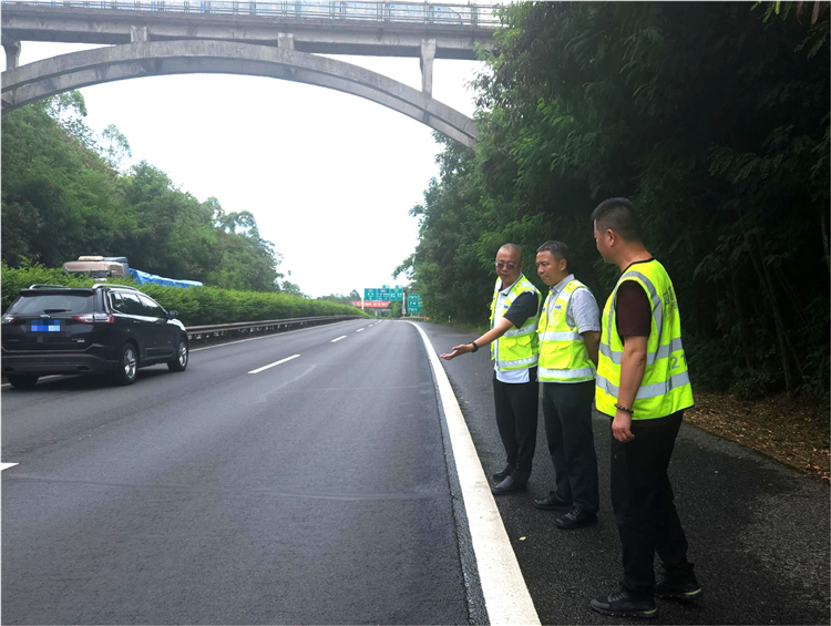 李永华 8月12日成南公司党委副书记、总经理万忠金到南渝路调研指导迎国检工作 (1).jpg