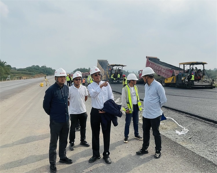 no533-10.30成南公司党委书记、董事长苏开春督导检查成南扩容项目成都入城复线段.jpg