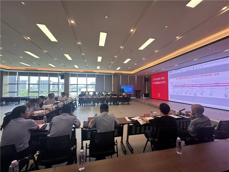 成南公司组织召开遂宁至重庆高速公路(四川境)扩容工程保通保畅总体方案评审会.jpg