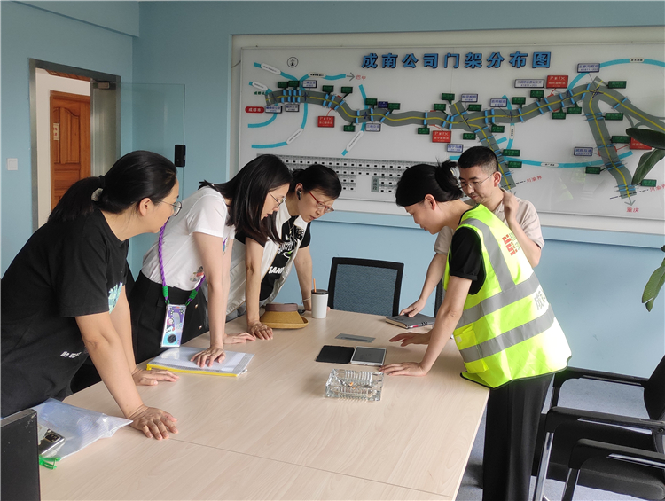 成南公司收费管理部调研义和收费站集团高速公路收费管理平台使用情况 .jpg