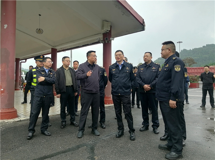 省交通执法总队(厅高管局) 党委书记、总队长(局长)蒲朝勇率队到成南公司调研指导工作 (2).jpg