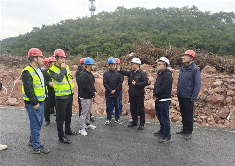 成南公司党委副书记、总经理万忠金督导调研成南扩容成都段高边坡隐患治理工作.jpg