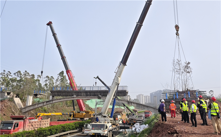 成南公司顺利完成G75兰海高速公路武胜北互通立交钢箱梁吊装及天桥拆除作业.jpg