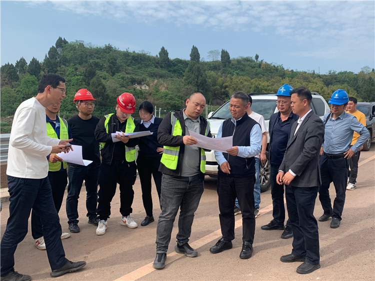 成南公司党委副书记、总经理万忠金一行调研成南高速扩容工程南充段工作开展情况.jpg