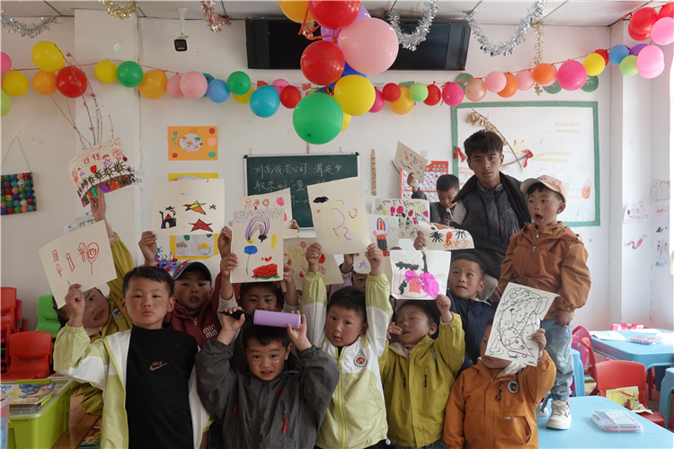 成南公司、职尕村开展“童心绘梦 情满职尕”六一儿童节活动.JPG