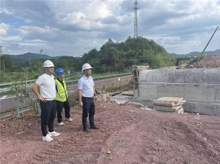 成南公司副总经理田亮对成南高速扩容项目南充段开展包保督导检查.png